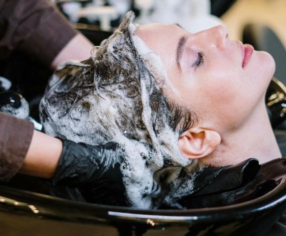 Obraz ukazuje, jak myte są włosy kobiety przed zabiegiem pielęgnacyjnym.