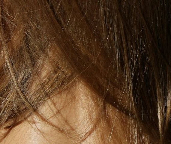 Obrazek przedstawiający włosy kobiety poddawane konsultacji trychologicznej